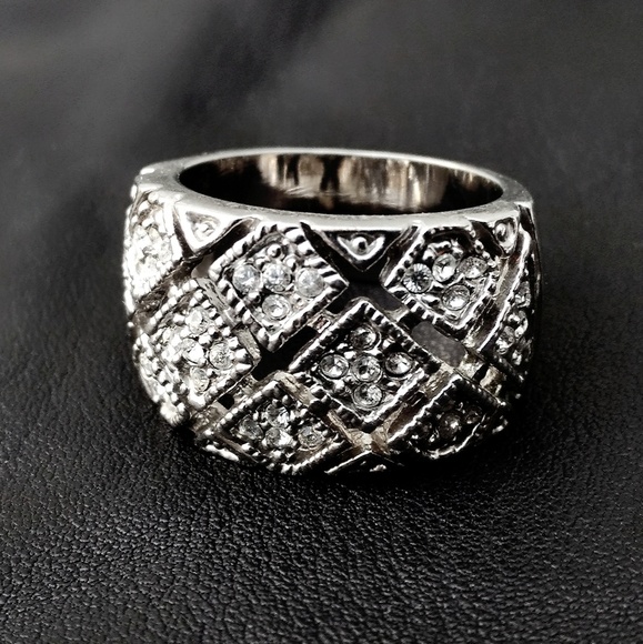 Boutique Jewelry - Gorgeous Wide Sterling Silver & Swarovski Crystal Ring- Size 8